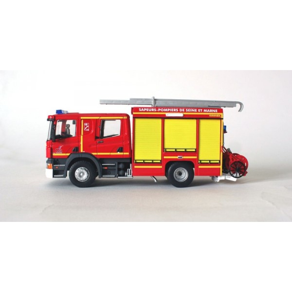 SCANIA CP 28 pompiers véhicule en 1:72 avec vitrine