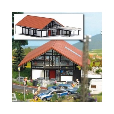 Maison moderne, marron toit rouge