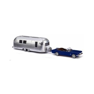 Miniature Ford Mustang cabriolet bleu avec caravane