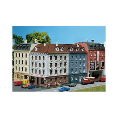 Maquette Maison d?angle avec bâtiment attenant, Epoque 2