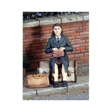 Figurine maquette Femme civile avec valises, 2ème GM Juin 1944