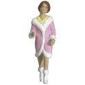 Figurine femme en manteau rose