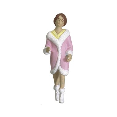 Figurine femme en manteau rose