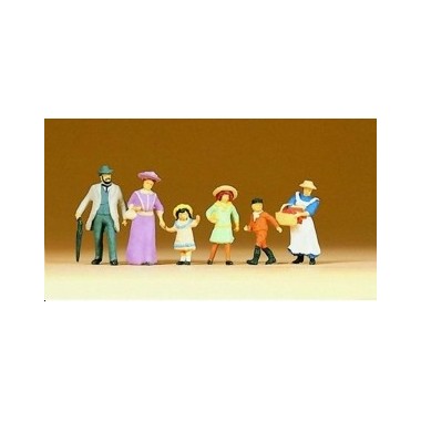 Figurines Famille en habits d'époque 1900