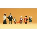 Figurines Passants en habits d'hiver d'époque 1900