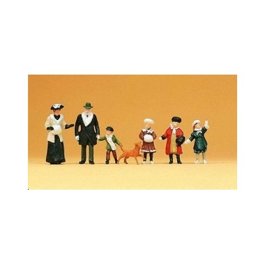 Figurines Passants en habits d'hiver d'époque 1900