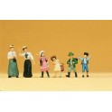 Figurines Femmes et enfants en habits d'époque 1900