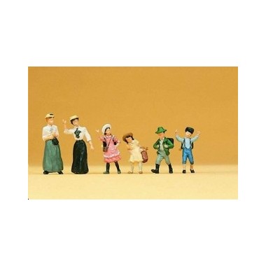 Figurines Femmes et enfants en habits d'époque 1900