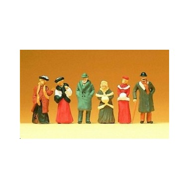 Figurines Passants en habits d'hiver d'époque 1900