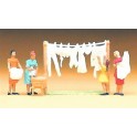 Figurines Femmes étendant le linge
