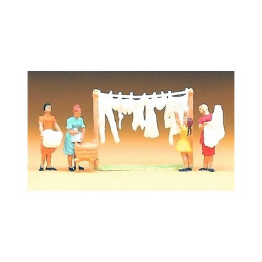 Figurines Femmes étendant le linge