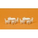 Tables et chaises blanches