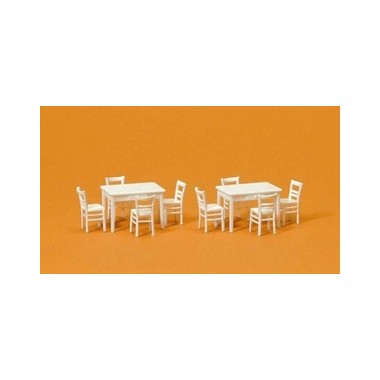 Tables et chaises blanches