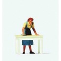 Figurine Femme nettoyant la table