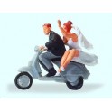 Figurines Mariés en scooter Vespa