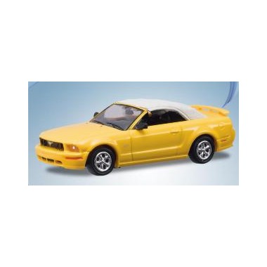 Miniature Ford Mustang GT Cabriolet capote fermée jaune 2005 Miniature Ford Mustang GT Cabriolet capote fermée jaune 2005