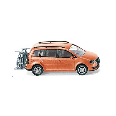 Miniature Volkswagen Touran orange métallisé avec vélos