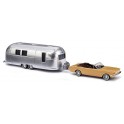 Miniature Ford Mustang cabriolet beige avec caravane