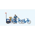 Figurines Famille se préparant au vélo