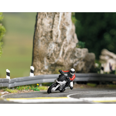 Scénette figurines, Motard penché sur moto argentée