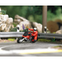 Scénette figurines, Motard penché sur moto moderne rouge