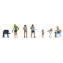Personnes en camping avec barbecue
